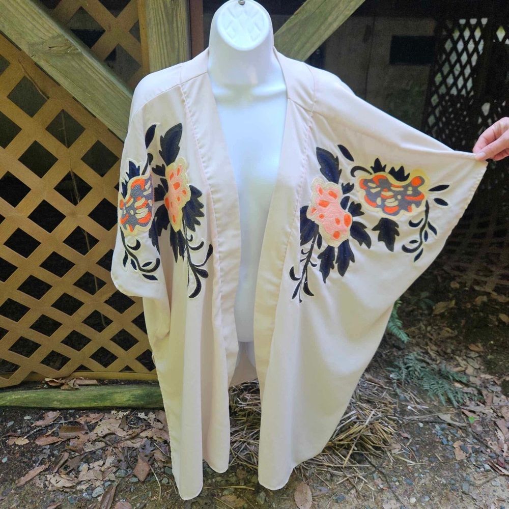 Gibson Latimer Off-White and Vibrant Orange Kimono